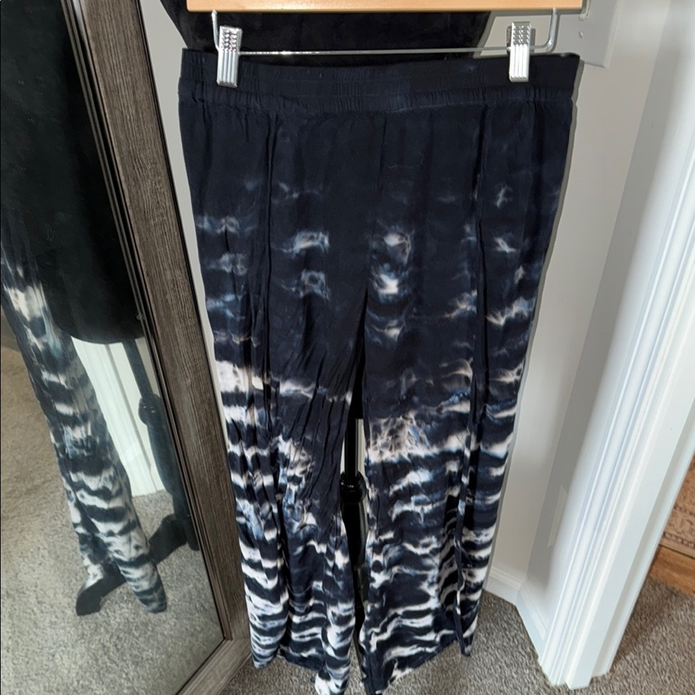 YFB
Young Fabulous & Broke Abigail Pant
Monochrome Tie-Dye Pants